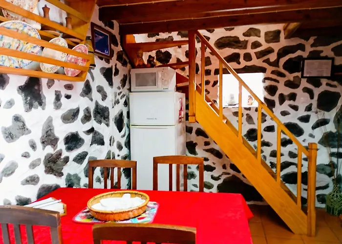 Adega Velha Calheta de Nesquim